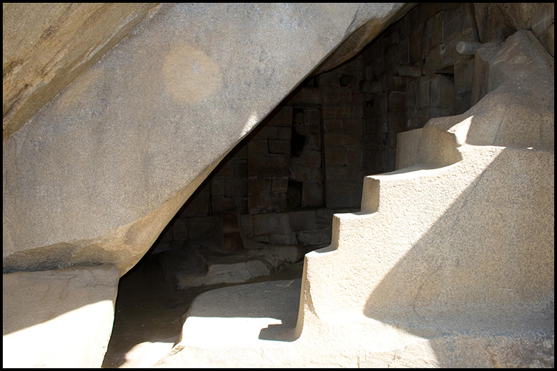 Roca labrada bajo el templo del Sol que da ingreso al llamado Mausoleo Real. Algunos autores como Lumbreras sugieren que podría haber estado destinado a la momia de Pachacútec.